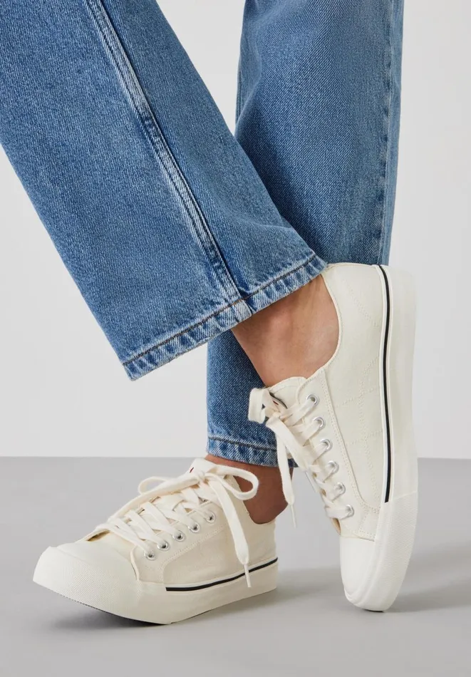 Hush Trainers Women Finley Canvas Trainers Off White