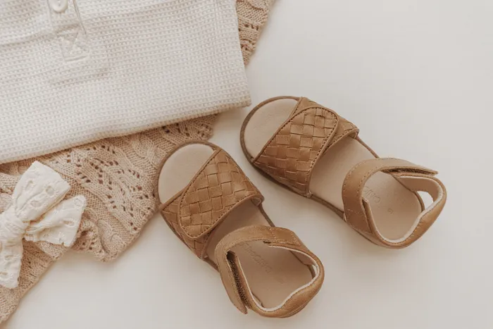 Nisolo Baby Toddler and Kids Shoes Women Woven Hard Sole Sandal Walnut Walnut